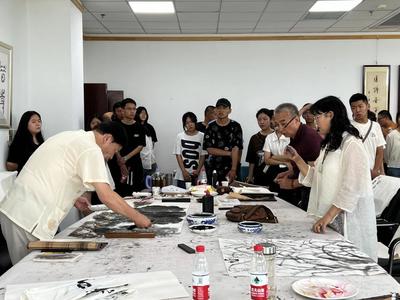“文化潤疆”-全國知名書畫家培訓創(chuàng)作交流活動在博州書畫院(美術(shù)館)開展